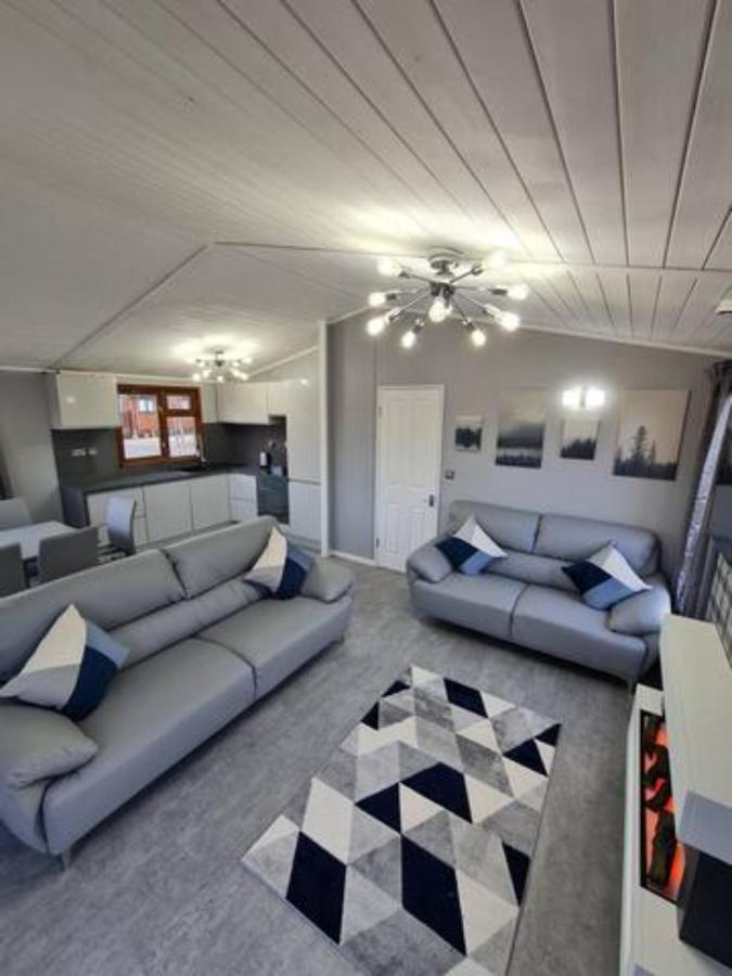 4 Bed Luxury Lodge With Hot Tub Near Lake District Warton  Bagian luar foto