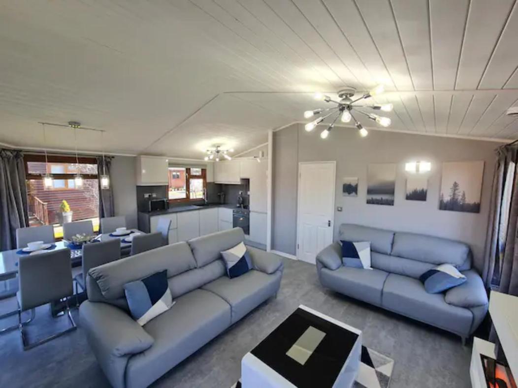 4 Bed Luxury Lodge With Hot Tub Near Lake District Warton  Bagian luar foto