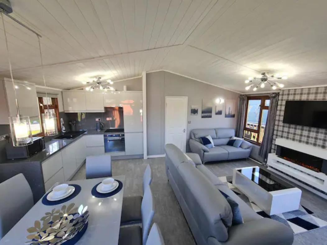 4 Bed Luxury Lodge With Hot Tub Near Lake District Warton  Bagian luar foto