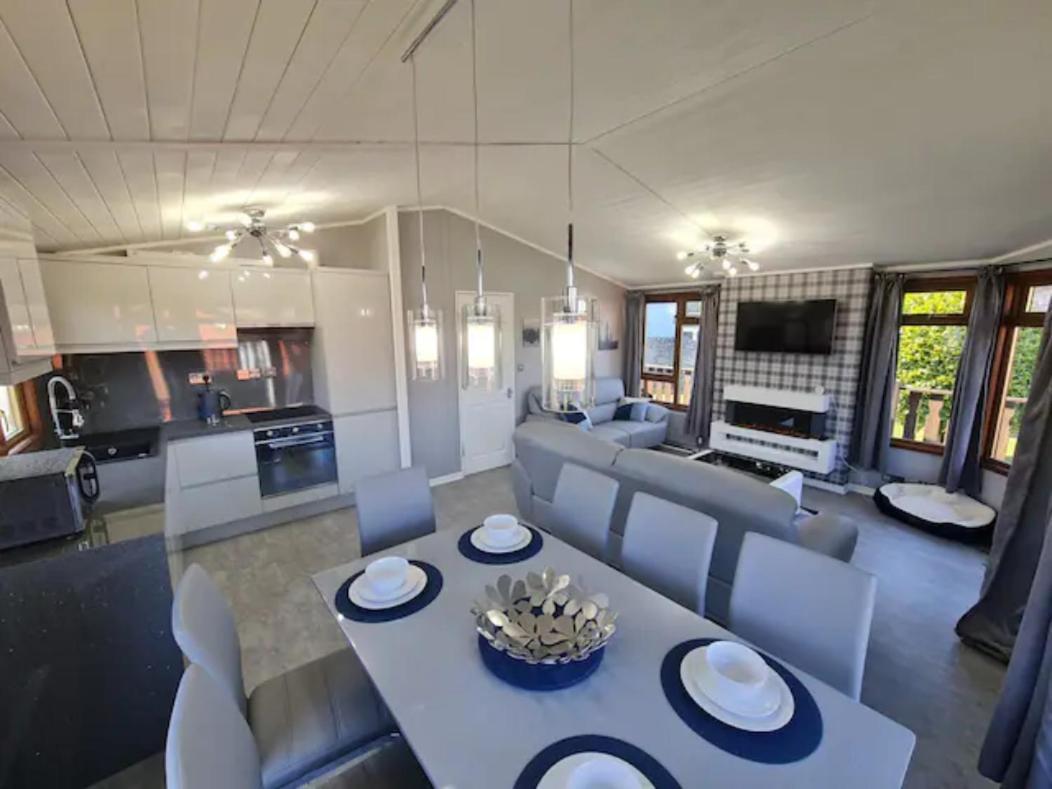 4 Bed Luxury Lodge With Hot Tub Near Lake District Warton  Bagian luar foto