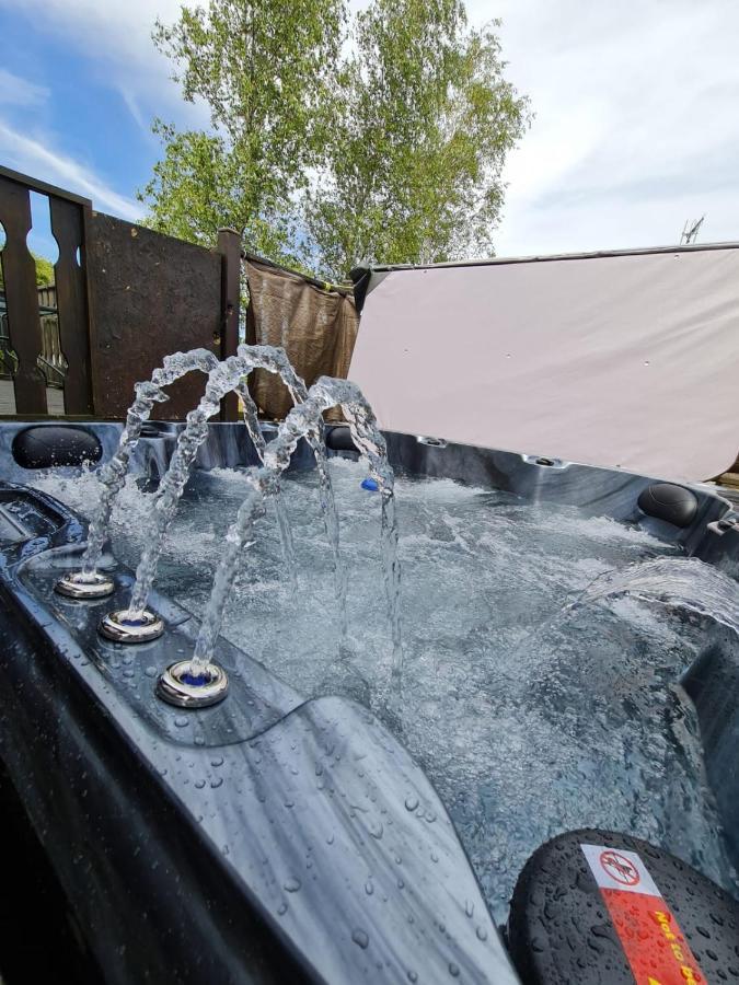4 Bed Luxury Lodge With Hot Tub Near Lake District Warton  Bagian luar foto