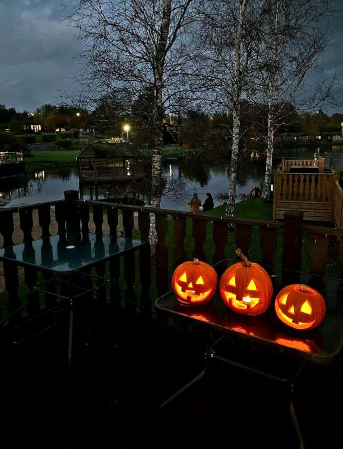 4 Bed Luxury Lodge With Hot Tub Near Lake District Warton  Bagian luar foto