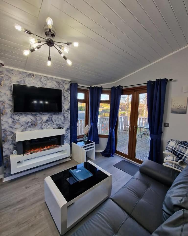 4 Bed Luxury Lodge With Hot Tub Near Lake District Warton  Bagian luar foto