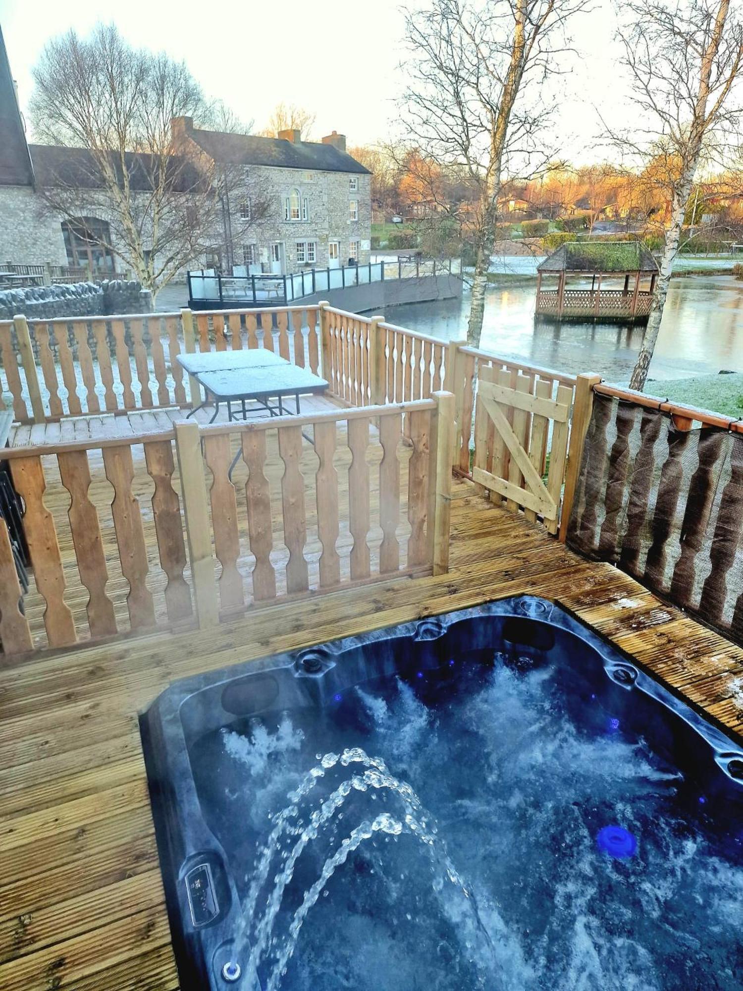 4 Bed Luxury Lodge With Hot Tub Near Lake District Warton  Bagian luar foto
